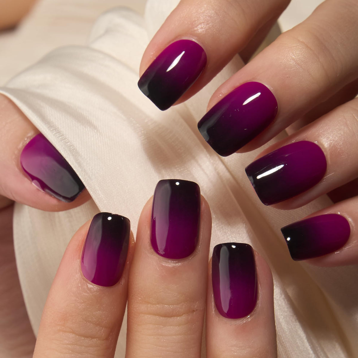 Ongles CurvLife en gel appliqués sur une main
