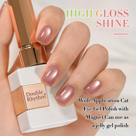 Ongles décorés avec vernis gel Cat Eye violet pâle