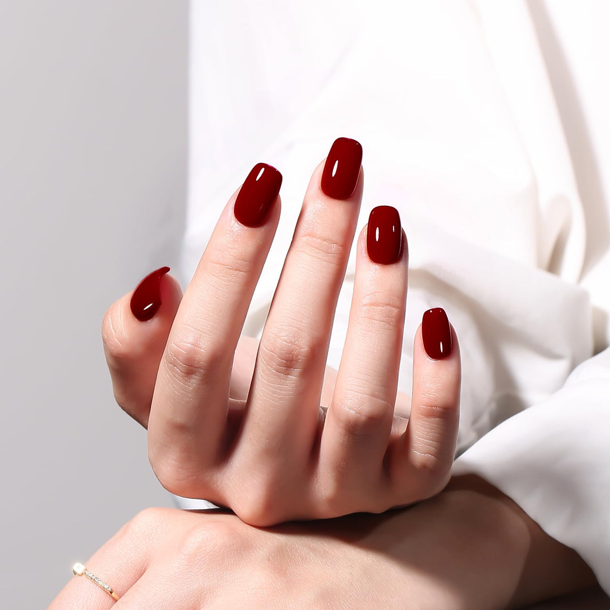 Ongles manucurés avec le vernis gel bourgogne MAYCHAO