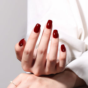 Ongles manucurés avec le vernis gel bourgogne MAYCHAO