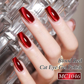 Ongles manucurés avec vernis gel Cat Eye rouge