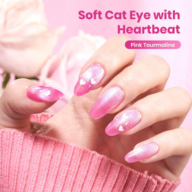 Ongles manucurés avec vernis gel rose Cat Eye sous lumière