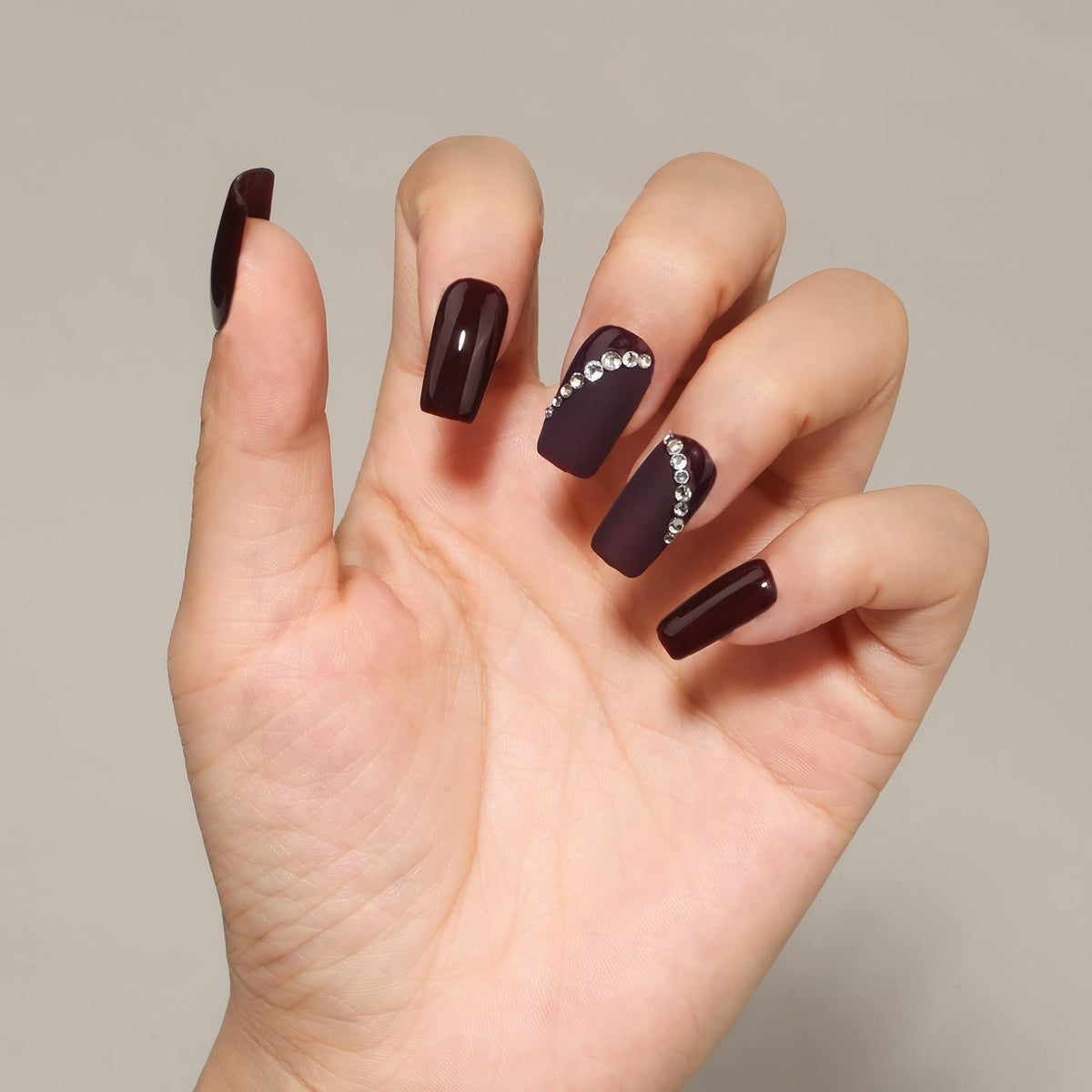 Ongles manucurés avec vernis MAYCHAO rouge cerise