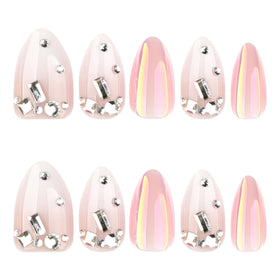Ongles press-on CTTHNBD appliqués sur des mains soignées
