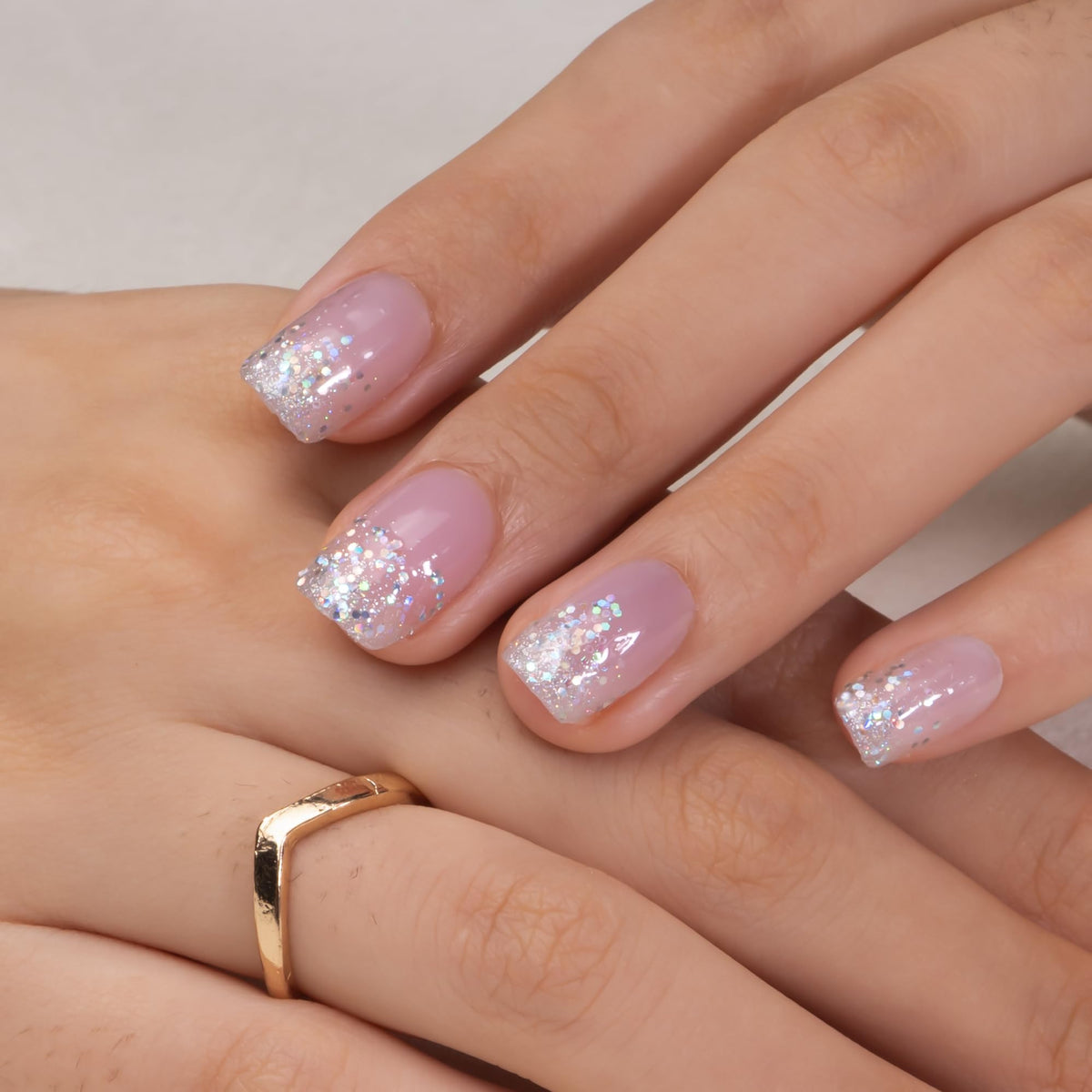 Ongles press-on CurvLife, mise en situation élégante