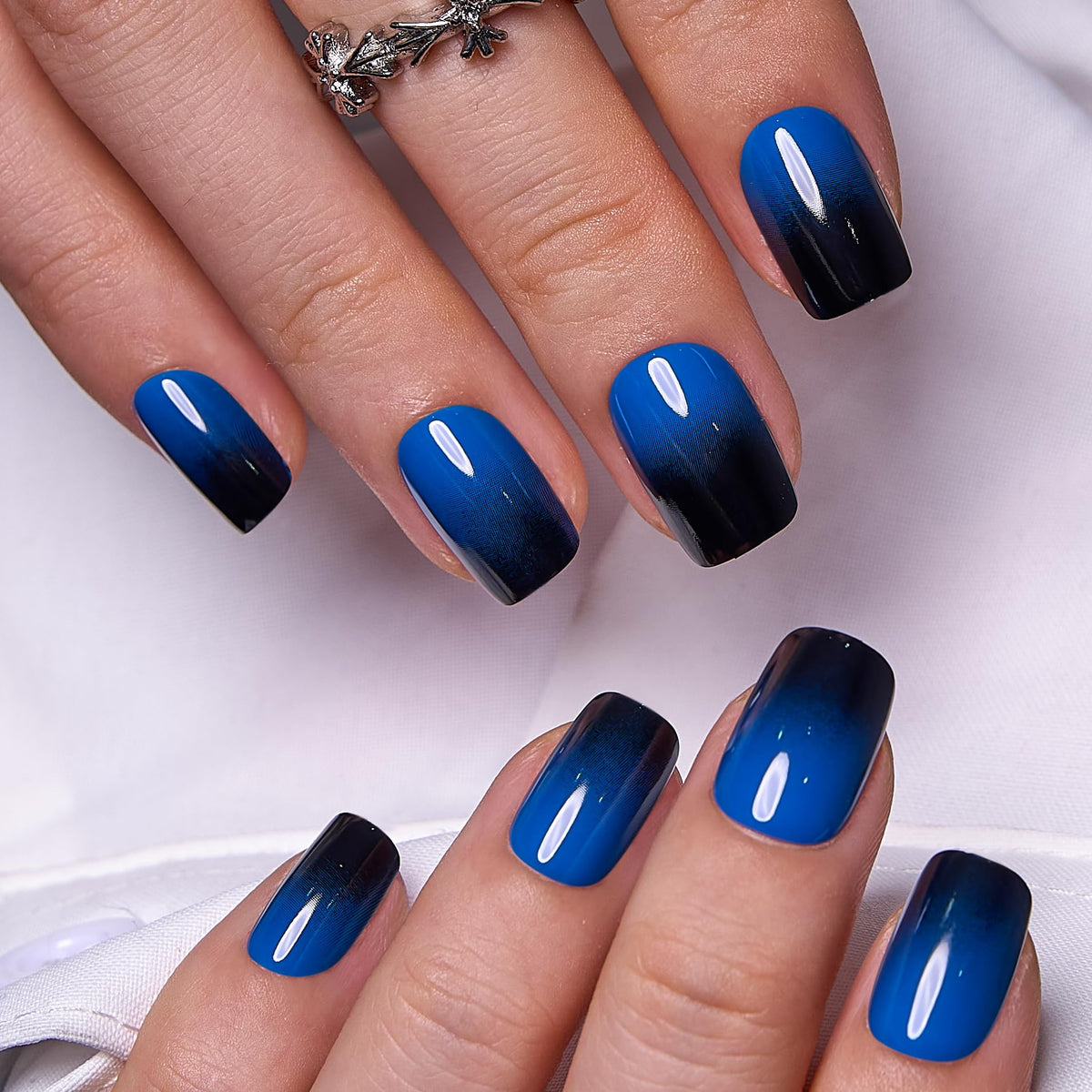Ongles press on CurvLife Ombre Carrés en noir, vue avant