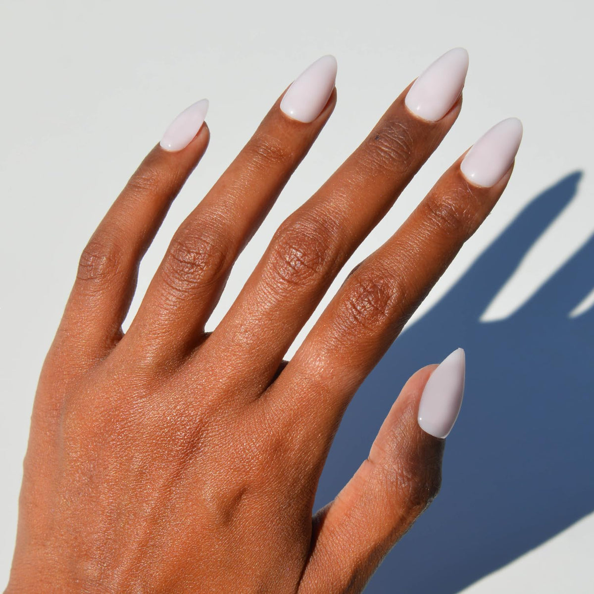 Ongles press-on Glamnetic courts en forme d'amande couleur Milky Blush