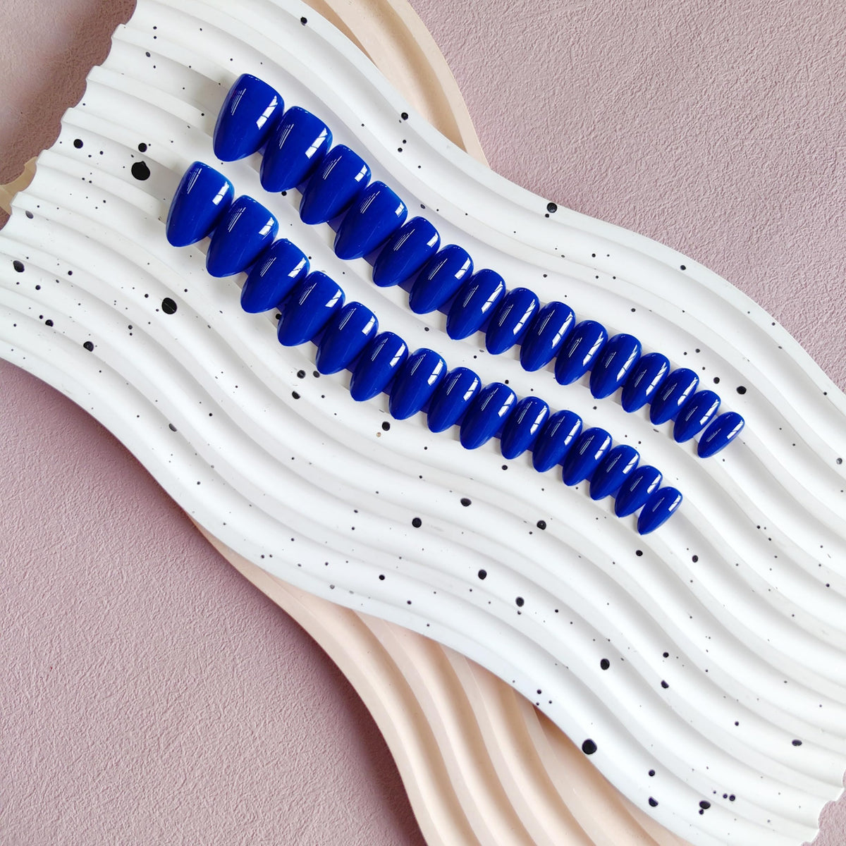 Ongles press on KQueenest bleu royal avec décorations