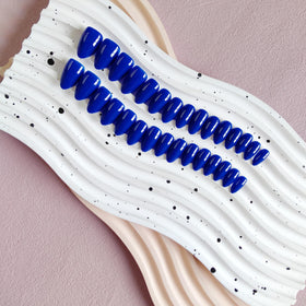 Ongles press on KQueenest bleu royal avec décorations