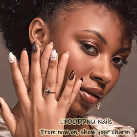 Ongles press-on LPOODDNU sur une table avec outils de manucure