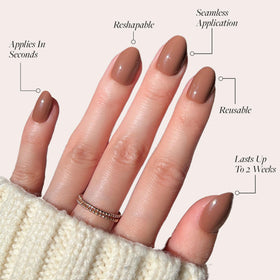 Ongles pressés bruns ovales dans leur boîte de rangement