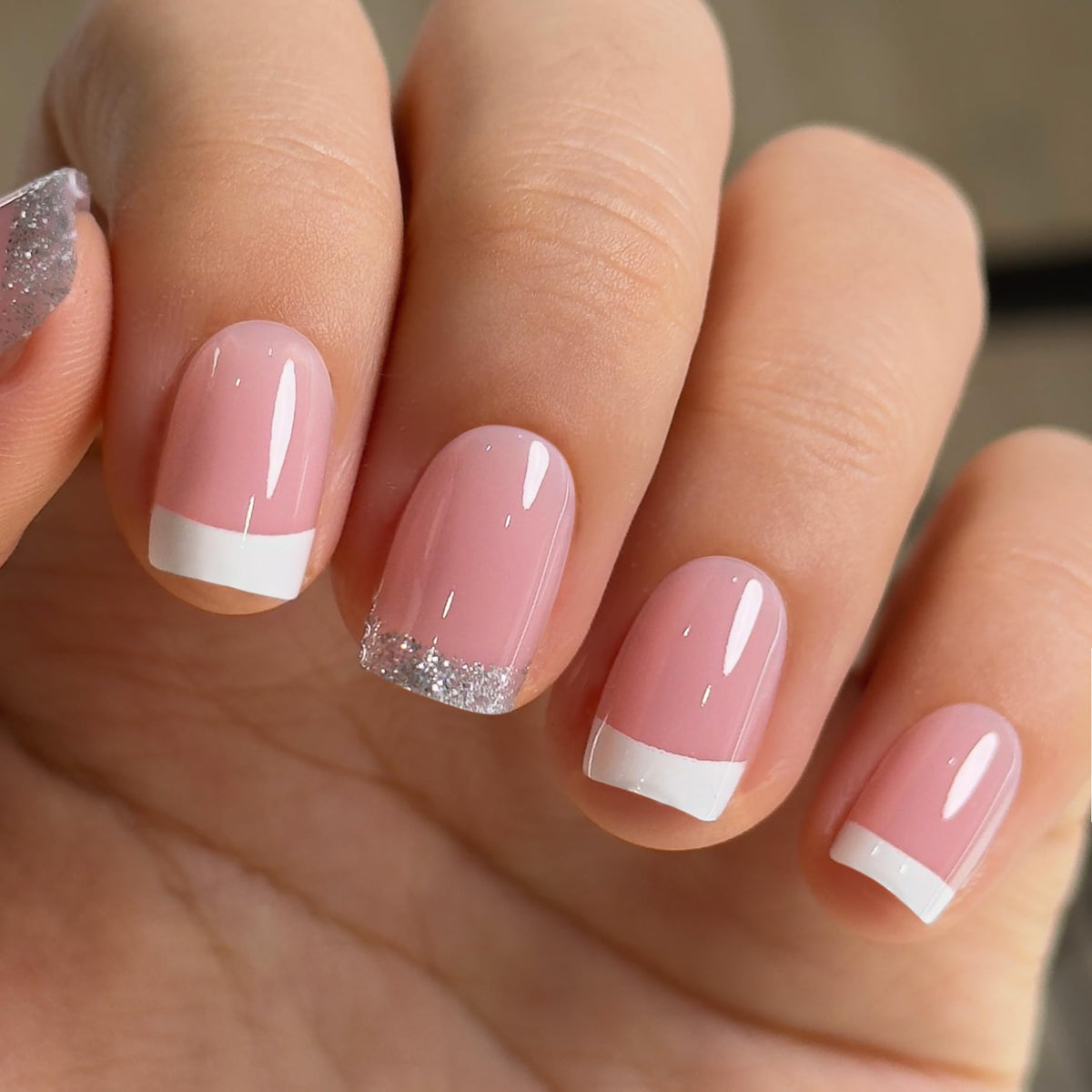 Ongles Pressés Courts CurvLife French Tip en Gel Rose Pailleté - Vue de face