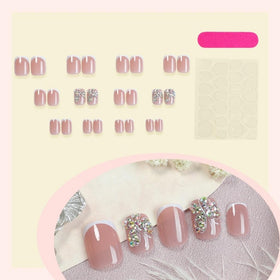 Ongles pressés CTTHNBD sur une main, design élégant