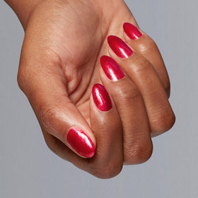 OPI Kiss My Aries vernis sur une surface blanche