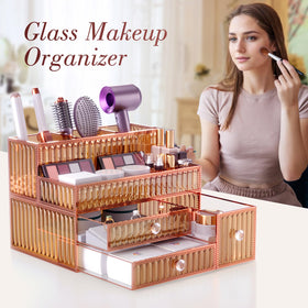 Organisateur de maquillage sur un plan de travail de salle de bain