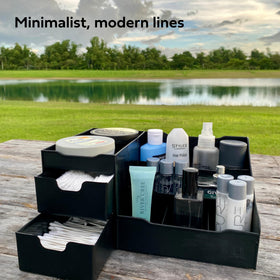 Organisateur de salle de bain noir Uncluttered Designs avec produits de beauté