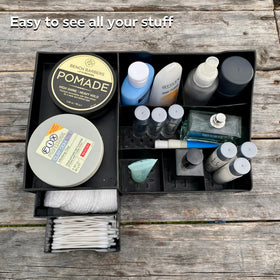 Organisateur de salle de bain noir Uncluttered Designs sur un comptoir