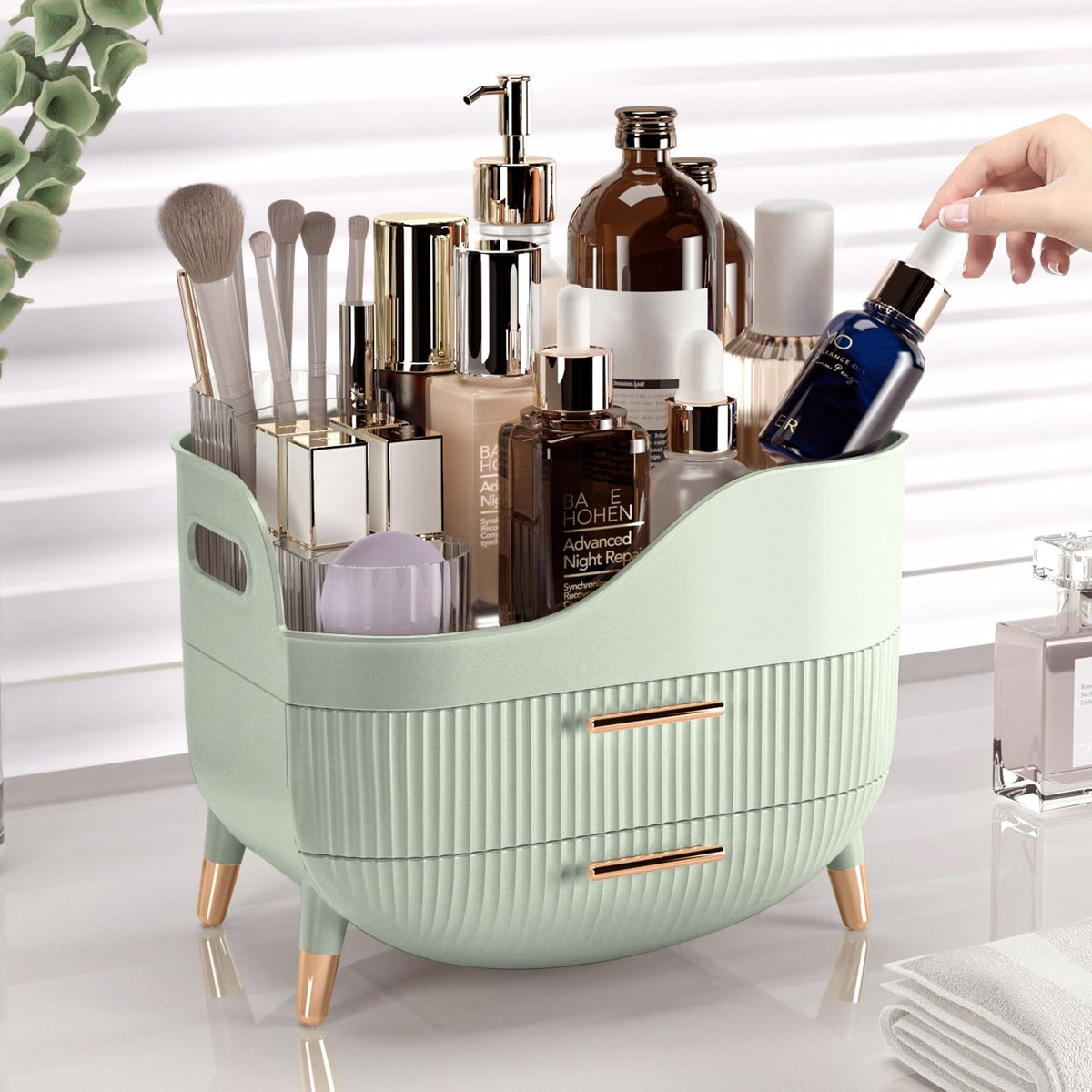 Organiseur de maquillage Pajiriona sur un comptoir de salle de bain
