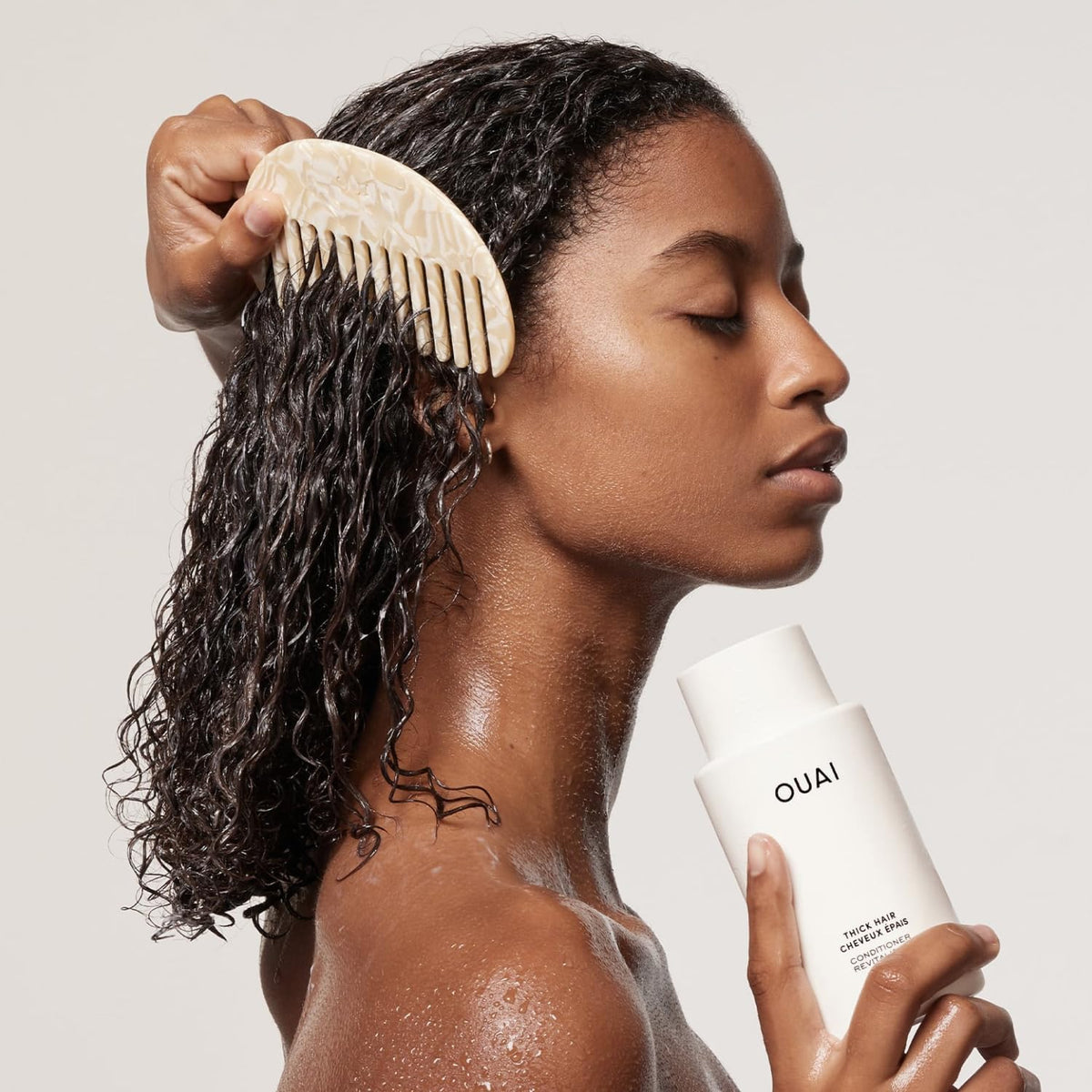 OUAI après-shampoing épais texture crémeuse sur un doigt
