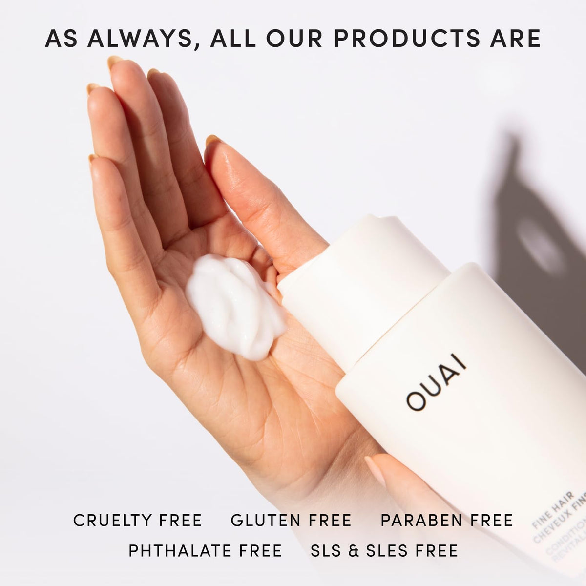 OUAI après-shampoing volumisant pour cheveux fins sur une étagère de salle de bain