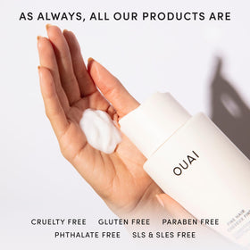 OUAI après-shampoing volumisant pour cheveux fins sur une étagère de salle de bain