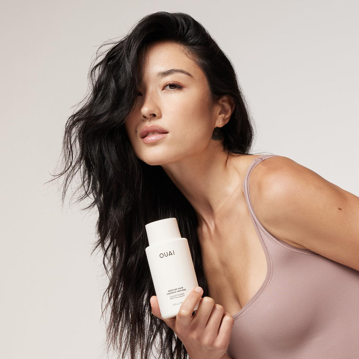 OUAI Après-shampooing Hydratant Moyen 3 Oz en situation sur un plan de toilette