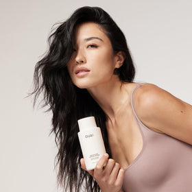 OUAI Après-shampooing Hydratant Moyen 3 Oz en situation sur un plan de toilette