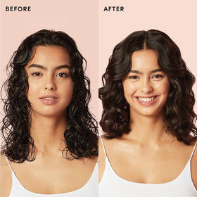 OUAI Crème Anti-Frizz texture dans la main