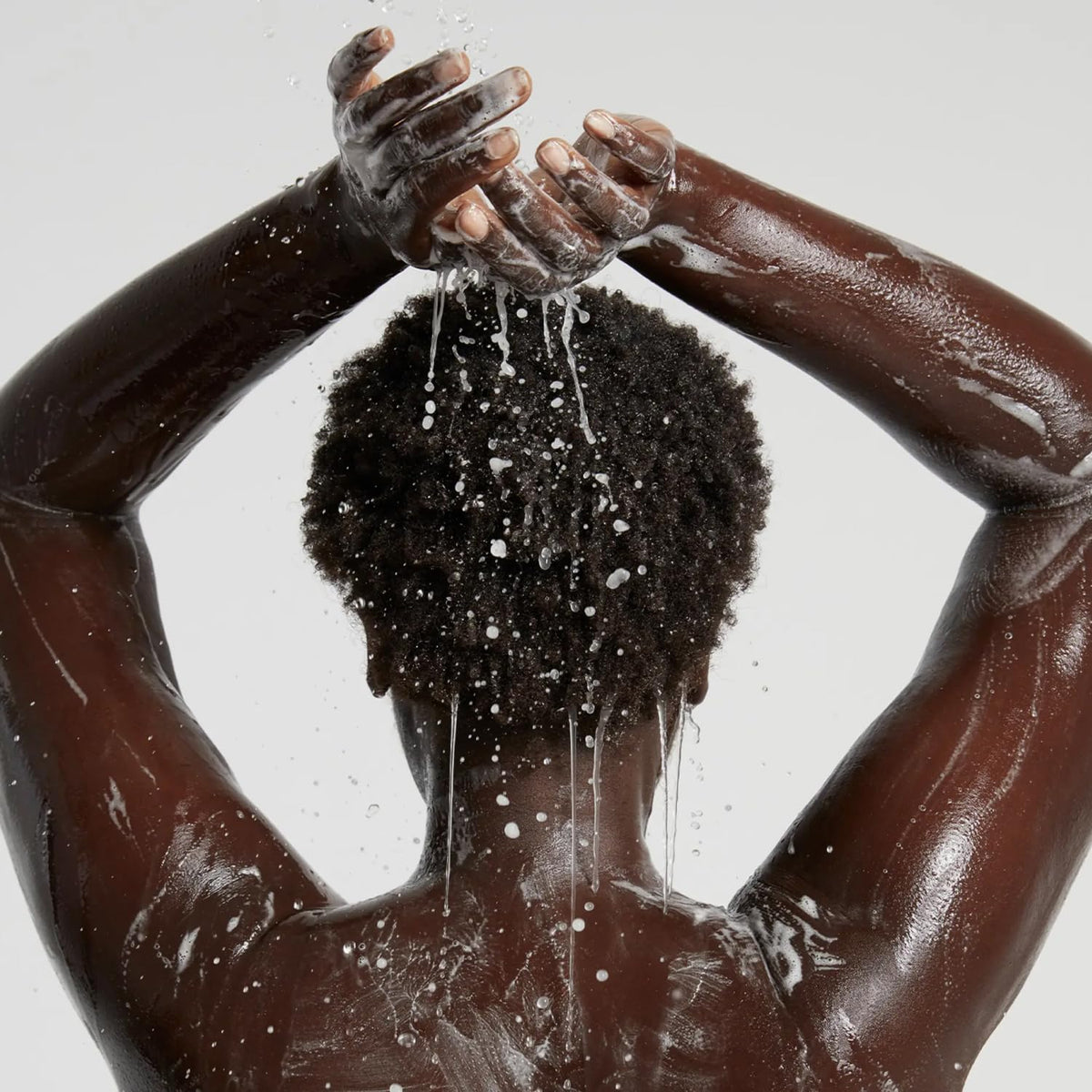 OUAI Gel Douche Hydratant Melrose Place sur un fond de salle de bain