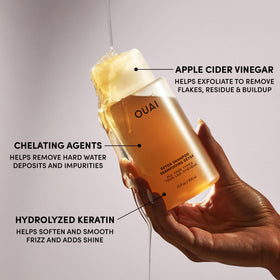 OUAI Shampoo Détox 473 ml sur fond neutre