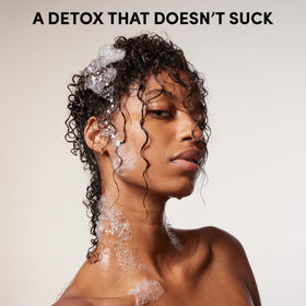 OUAI Shampoo Détox 473 ml sur une étagère de salle de bain