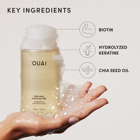 OUAI Shampoo Épaississant en utilisation sur des cheveux