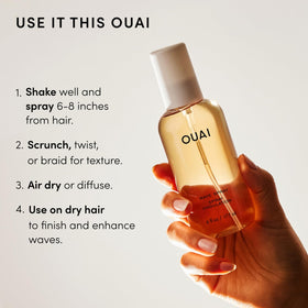 OUAI Spray de Texture sur fond neutre