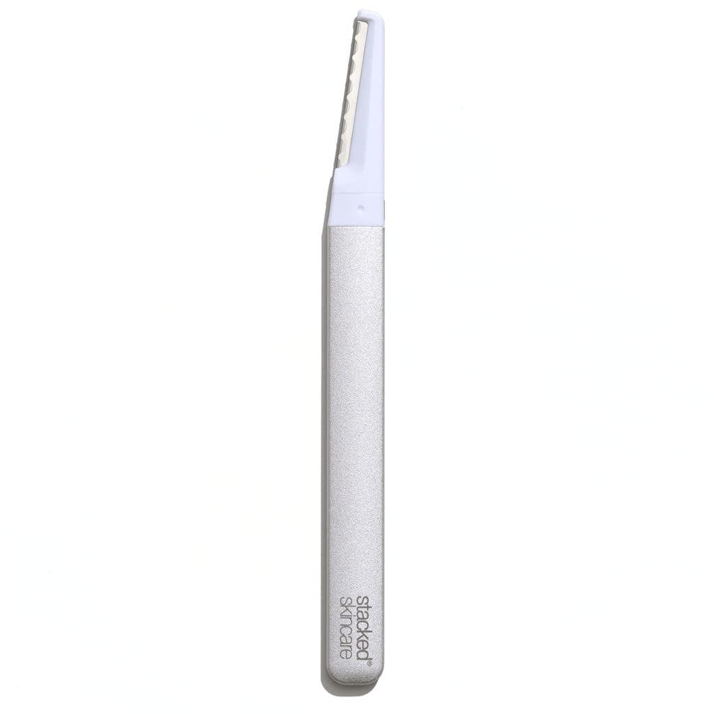 Outil de dermaplaning StackedSkincare vue de face avec manche en aluminium