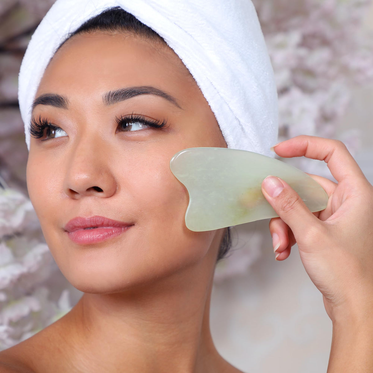 Outil Gua Sha en jade avec un cadre floral