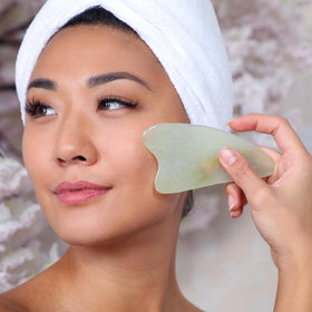 Outil Gua Sha en jade avec un cadre floral