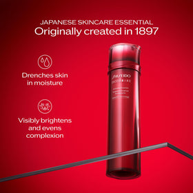 Packaging de l'essence Eudermine de Shiseido sur fond neutre