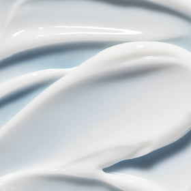 Packaging de la Crème Contour des Yeux e.l.f. sur un fond neutre