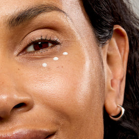 Packaging de la crème contour des yeux No7 Lift & Luminate 18g