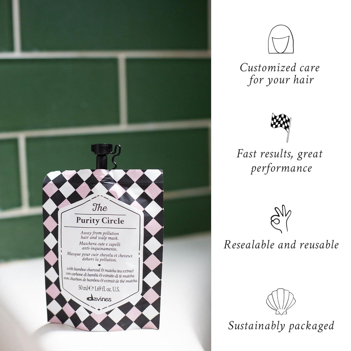 Packaging du masque revitalisant Davines sur une table en bois