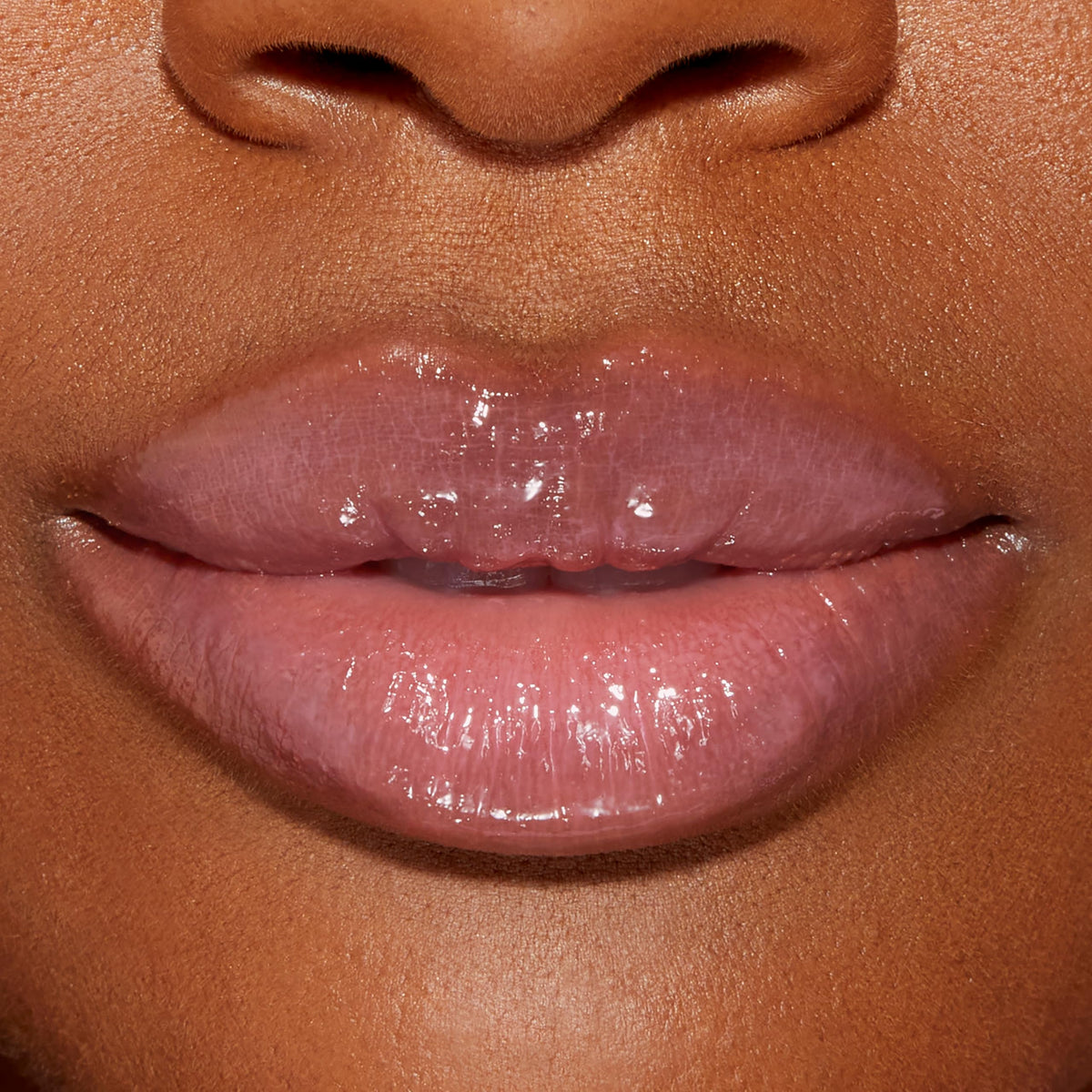 Packaging du Too Faced Lip Injection Gloss sur une surface blanche