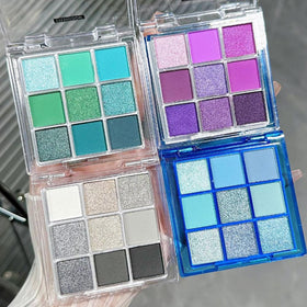 Palette CAKAILA avec un pinceau de maquillage à côté