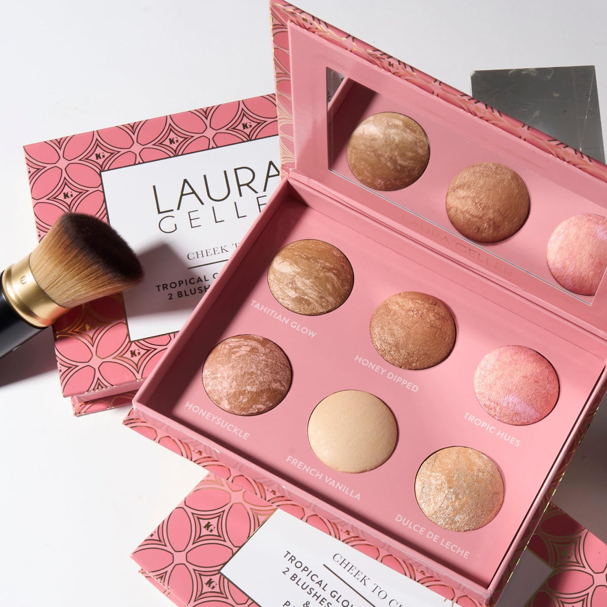 Palette Cheek to Chic Tropical Glow avec accessoires de maquillage