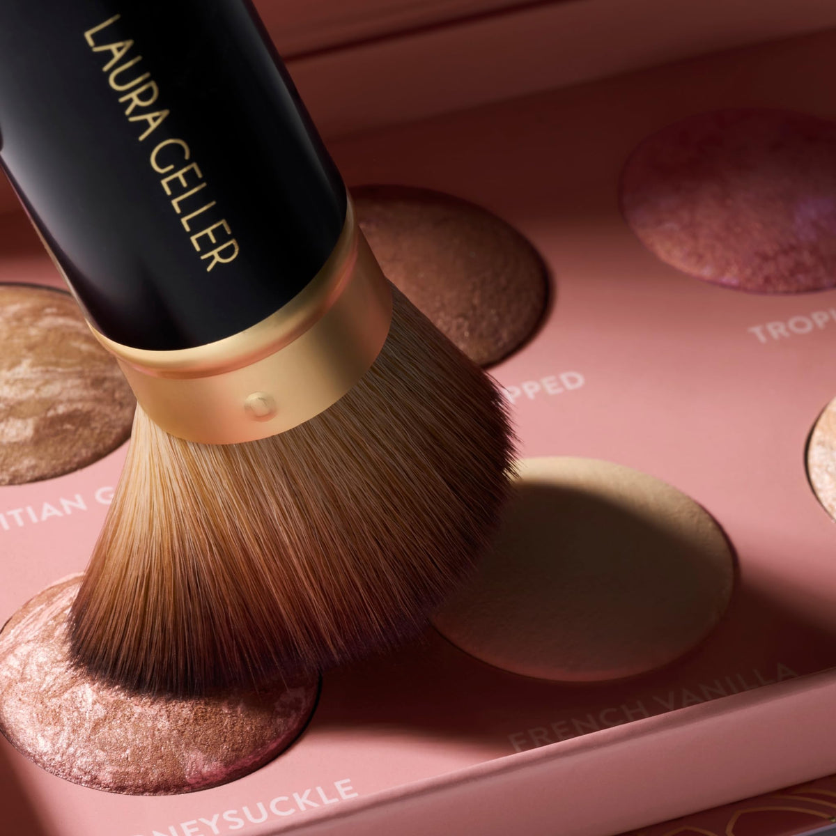 Palette Cheek to Chic Tropical Glow dans son emballage