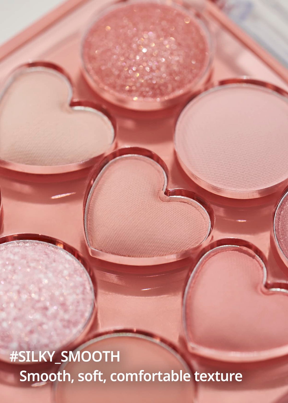 Palette COLORGRAM sur une table avec des pinceaux de maquillage