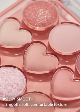 Palette COLORGRAM sur une table avec des pinceaux de maquillage