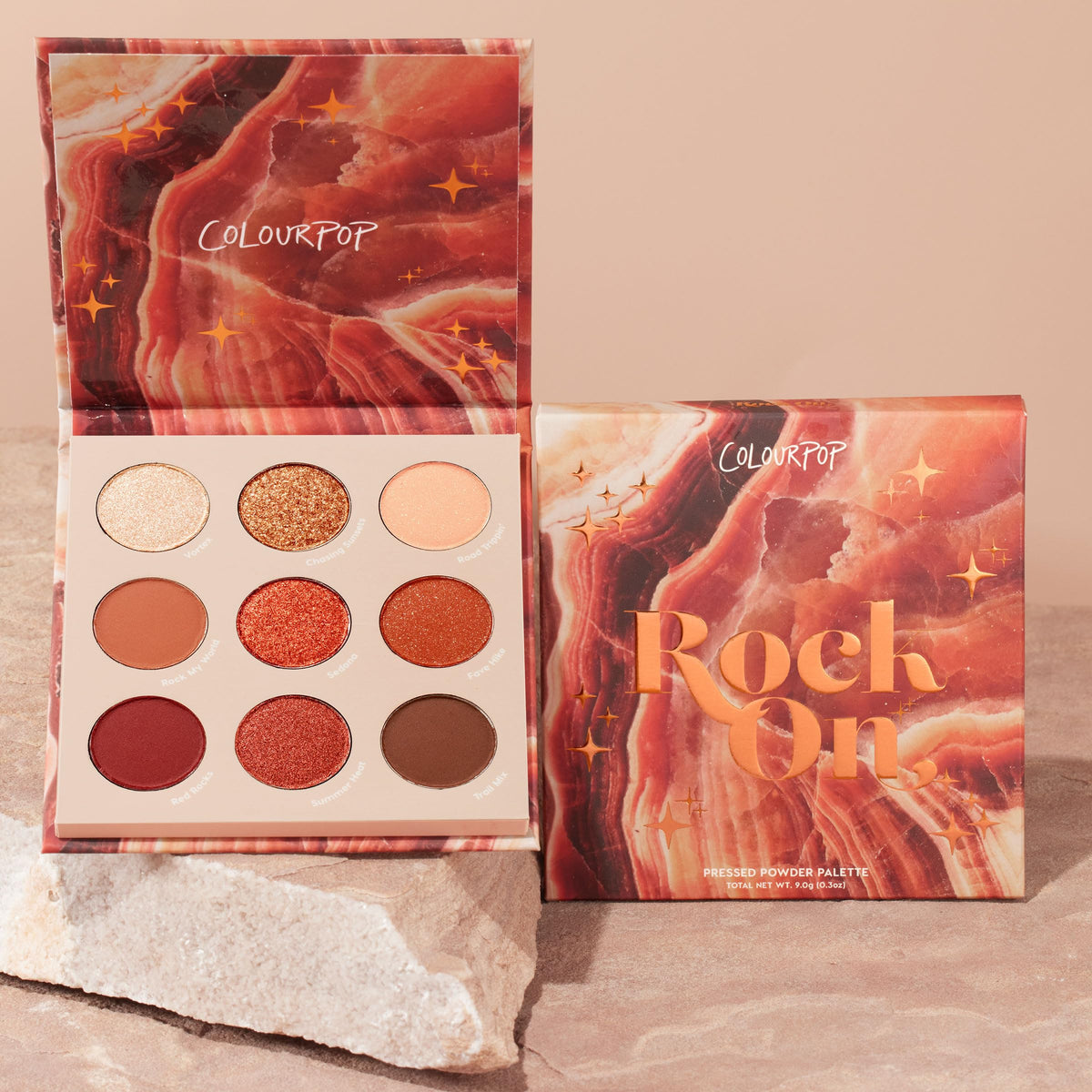 Palette de fards à paupières ColourPop Rock On sur un fond de maquillage