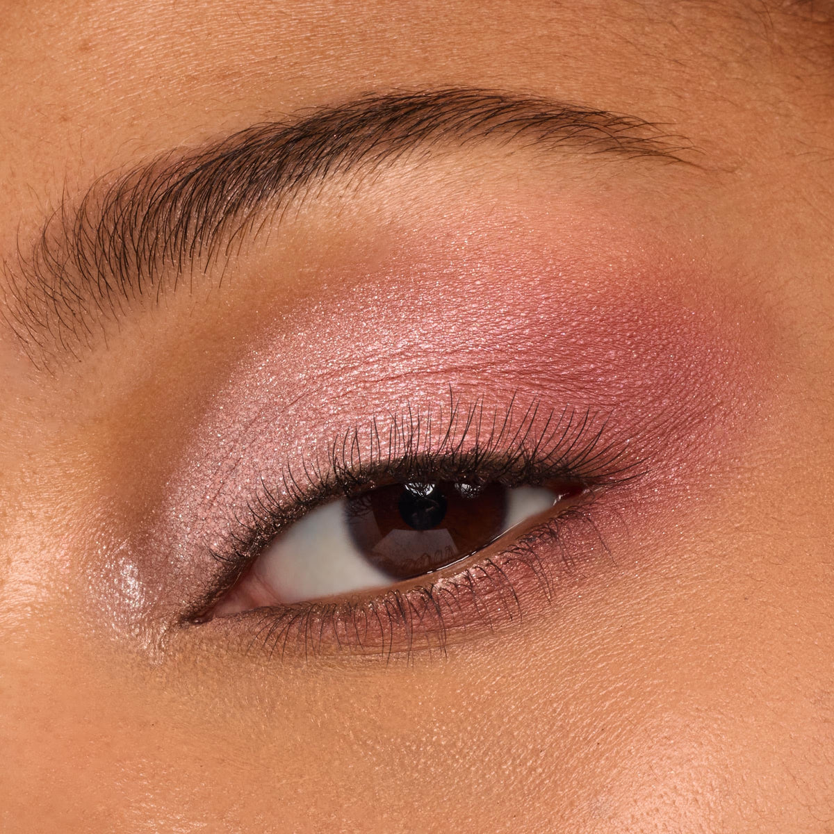 Palette de Fards à Paupières ColourPop sur une table de maquillage