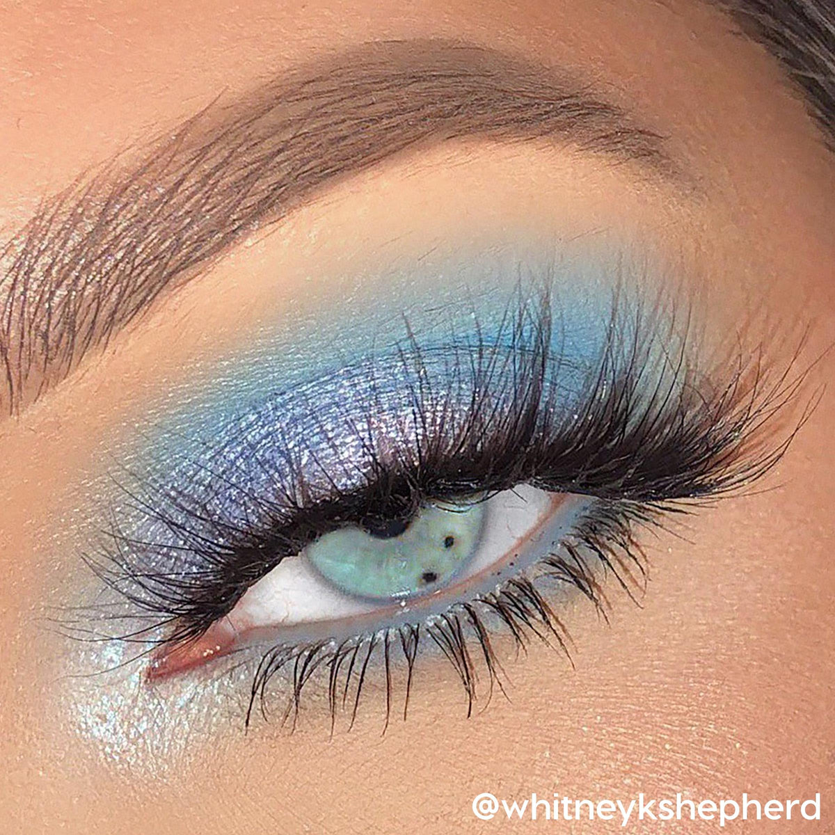 Palette de fards à paupières ColourPop sur une table de maquillage