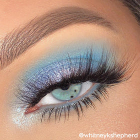Palette de fards à paupières ColourPop sur une table de maquillage